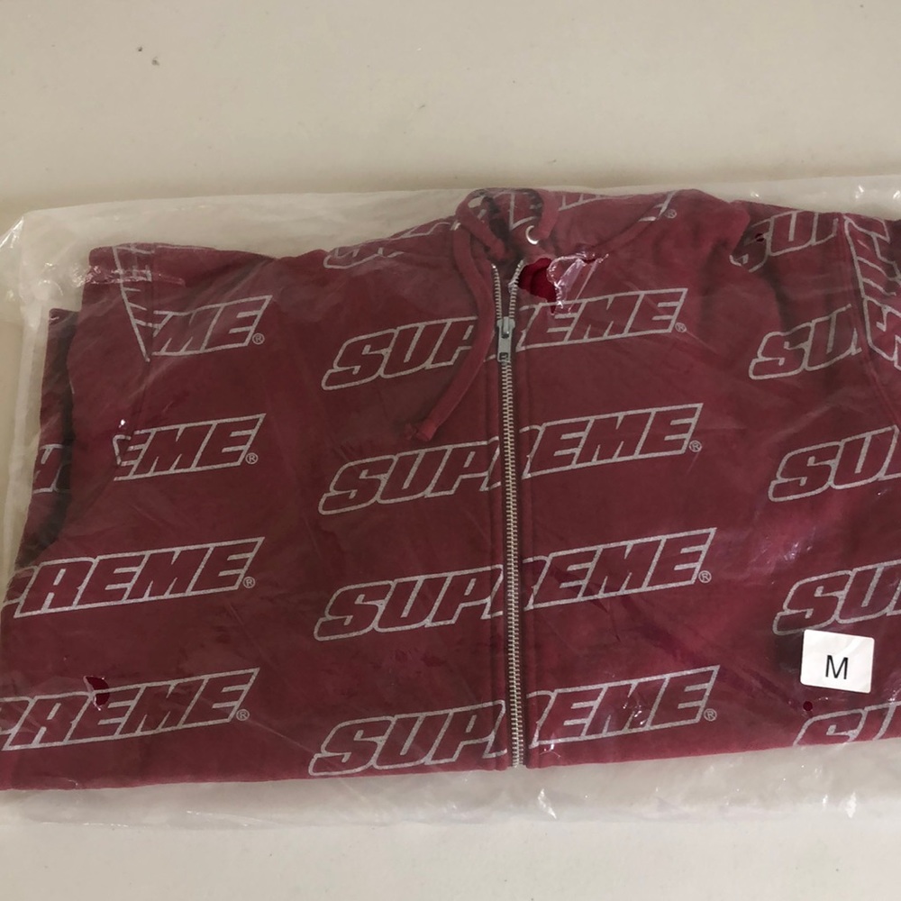 SUPREME cardinal Repeat zip hoodie with fur lining.